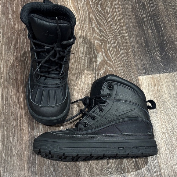 Nike Woodside Boots Kids Black Sz 13 - Picture 1 of 5